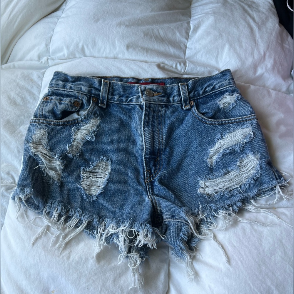 Levi’s 550 relaxed denim distressed shorts size 4
